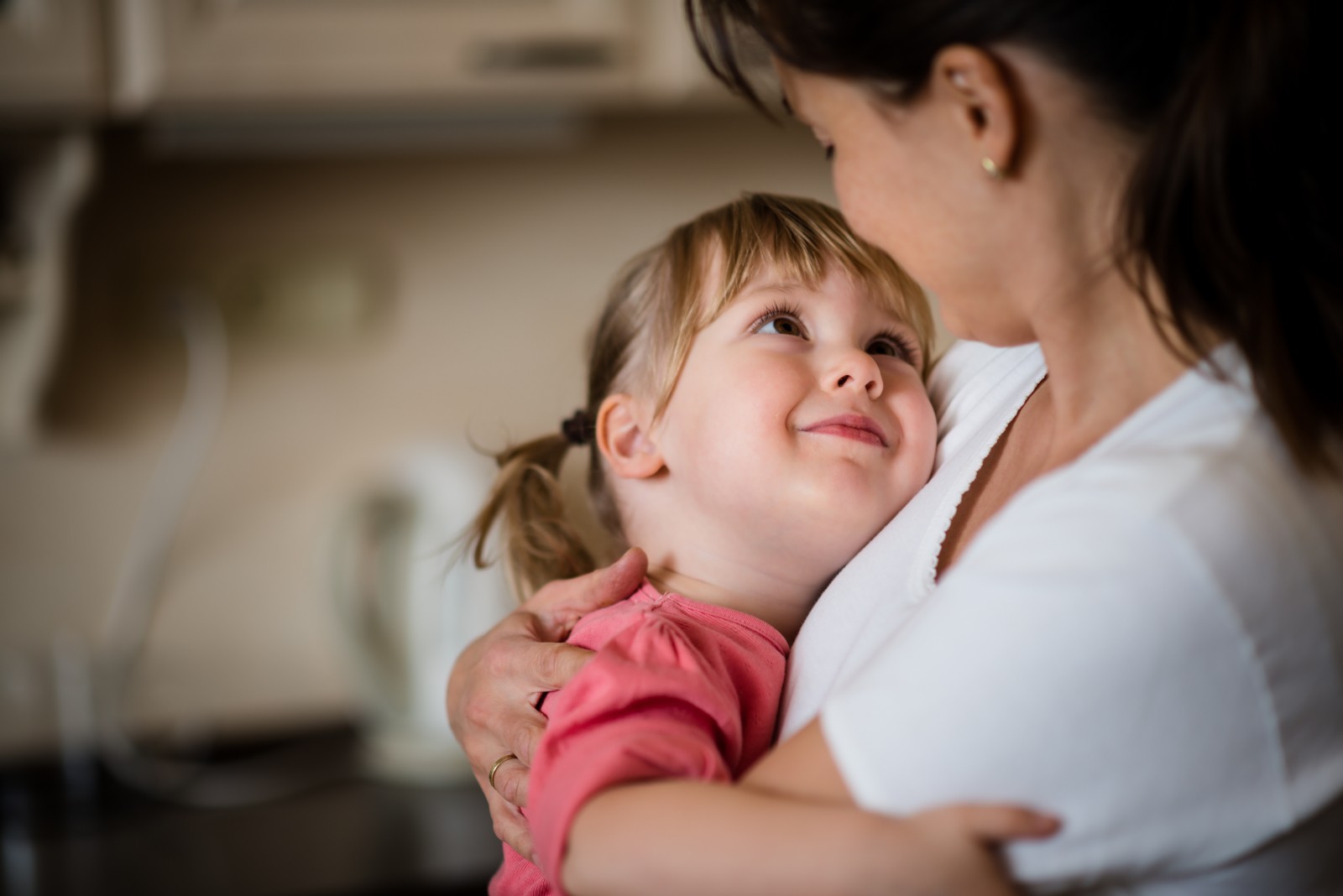 Фото родители обнимают детей